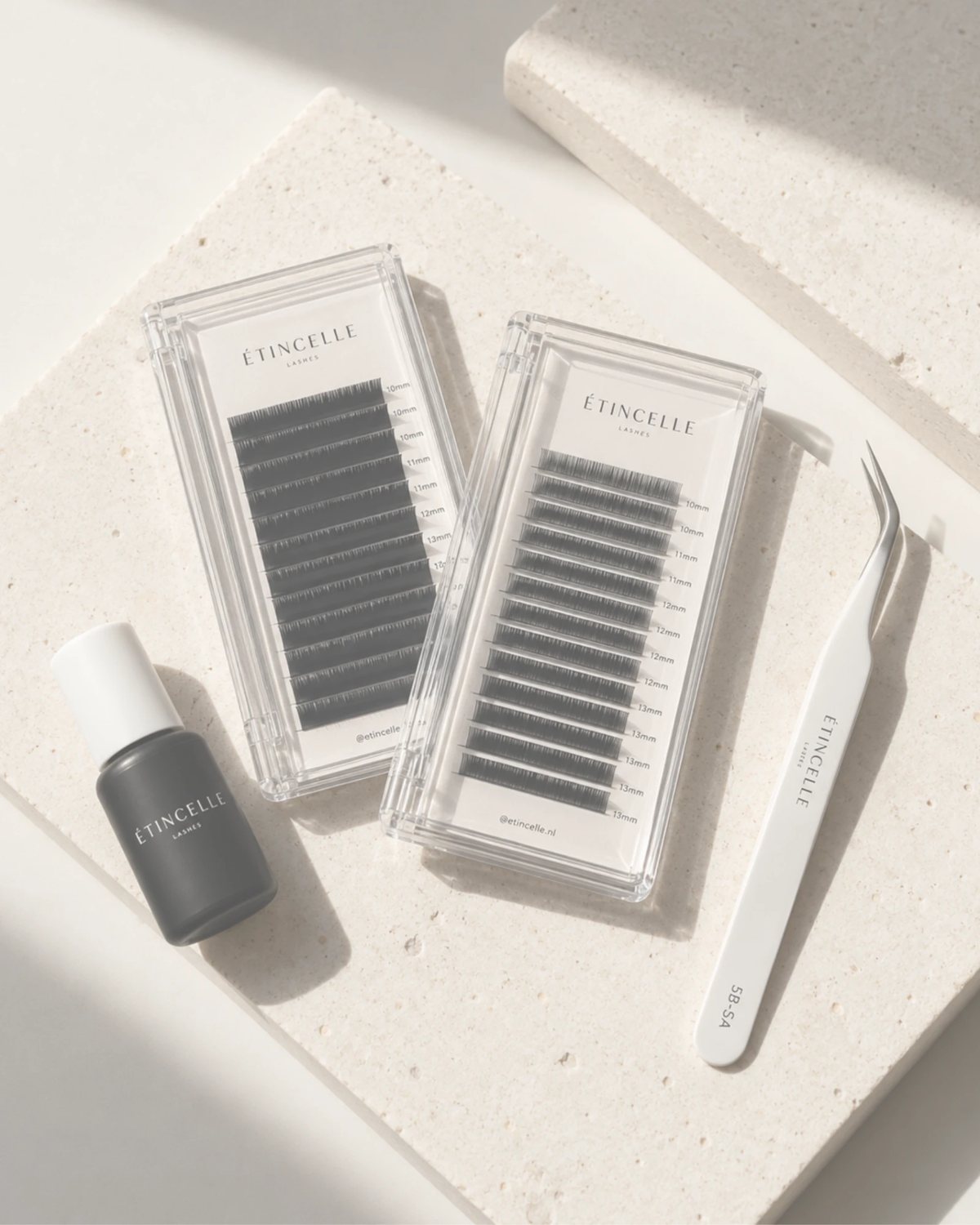 Étincelle Lashes wimpertrays, lijm en pincet op een stenen plaat